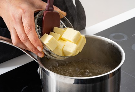 Фото шага рецепта Профитроли со сливочным тунцом и вяленой клюквой 188039 шаг 2  