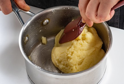 Фото шага рецепта Профитроли со сливочным тунцом и вяленой клюквой 188039 шаг 4  
