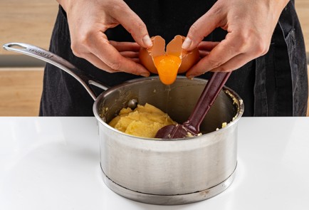 Фото шага рецепта Профитроли со сливочным тунцом и вяленой клюквой 188039 шаг 5  