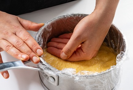 Фото шага рецепта Профитроли со сливочным тунцом и вяленой клюквой 188039 шаг 6  