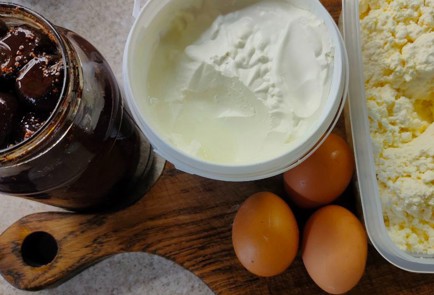 Фото шага рецепта Простая запеканка с домашним вареньем 191294 шаг 1