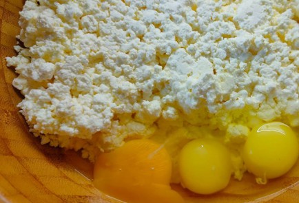 Фото шага рецепта Простая запеканка с домашним вареньем 191294 шаг 3