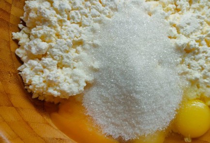 Фото шага рецепта Простая запеканка с домашним вареньем 191294 шаг 4