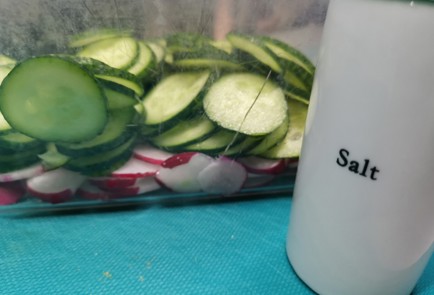 Фото шага рецепта Простой и вкусный салат 190716 шаг 4  