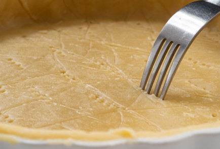 Фото шага рецепта Простой пирог с творогом и персиками 174484 шаг 13  