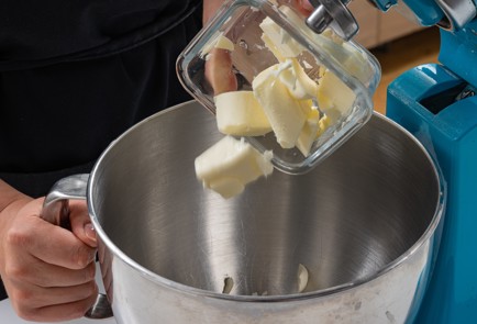 Фото шага рецепта Простой пирог с творогом и персиками 174484 шаг 2  