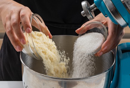 Фото шага рецепта Простой пирог с творогом и персиками 174484 шаг 3  