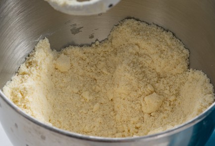 Фото шага рецепта Простой пирог с творогом и персиками 174484 шаг 4  