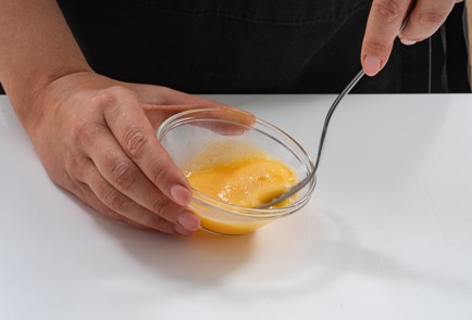 Фото шага рецепта Простой пирог с творогом и персиками 174484 шаг 5  