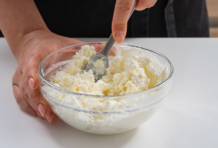 Фото шага рецепта Простой пирог с творогом и персиками 174484 шаг 7  