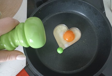 Фото шага рецепта Простой романтический завтрак к 14 февраля 191273 шаг 2