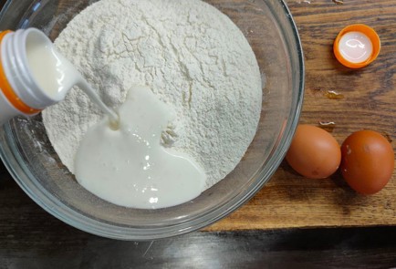 Фото шага рецепта Простой сливовый пирог 174415 шаг 2  