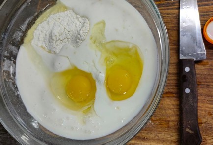 Фото шага рецепта Простой сливовый пирог 174415 шаг 3  