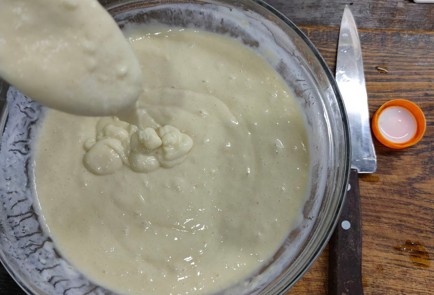 Фото шага рецепта Простой сливовый пирог 174415 шаг 4  