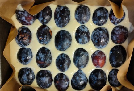 Фото шага рецепта Простой сливовый пирог 174415 шаг 9  