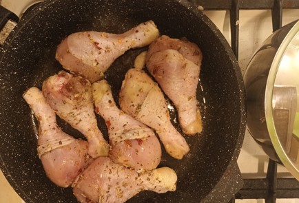 Фото шага рецепта Простой ужин рис с куриными ножками 190995 шаг 6