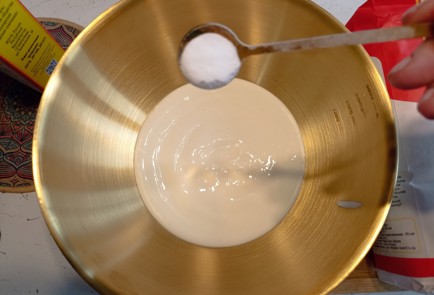 Фото шага рецепта Простые блины на кефире 191322 шаг 1