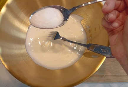 Фото шага рецепта Простые блины на кефире 191322 шаг 2