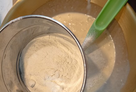 Фото шага рецепта Простые блины на кефире 191322 шаг 5