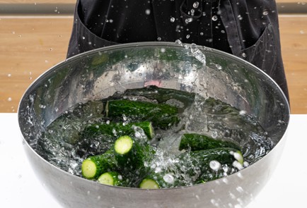 Фото шага рецепта Простые малосольные огурцы 174097 шаг 3  