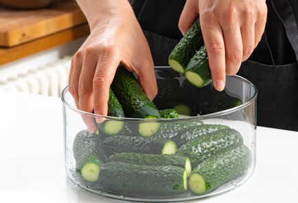 Фото шага рецепта Простые малосольные огурцы 174097 шаг 7  