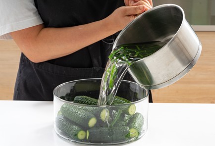 Фото шага рецепта Простые малосольные огурцы 174097 шаг 8  