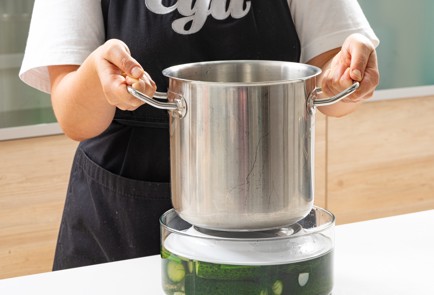 Фото шага рецепта Простые малосольные огурцы 174097 шаг 9  