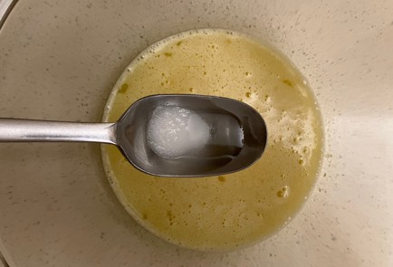 Фото шага рецепта Протеиновые маффины с цукатами 189240 шаг 3  