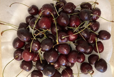 Фото шага рецепта Протеиновые маффины с красной черешней 189738 шаг 1  