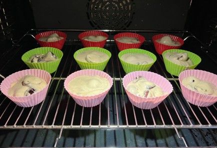 Фото шага рецепта Протеиновые маффины с красной черешней 189738 шаг 10  