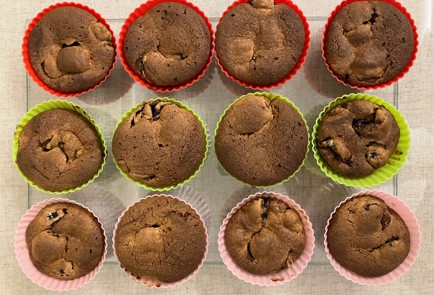 Фото шага рецепта Протеиновые маффины с красной черешней 189738 шаг 11  