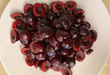 Фото шага рецепта Протеиновые маффины с красной черешней 189738 шаг 2  