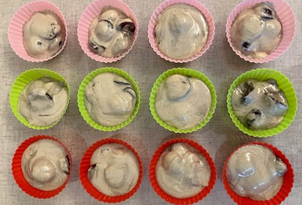 Фото шага рецепта Протеиновые маффины с красной черешней 189738 шаг 9  