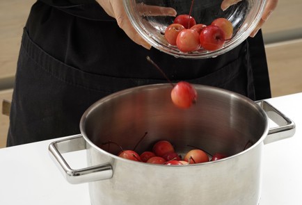 Фото шага рецепта Прозрачное варенье из ранеток 152767 шаг 2