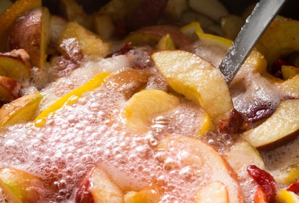 Фото шага рецепта Прозрачное варенье из яблок и кизила 151344 шаг 7  