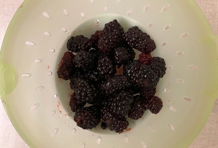 Фото шага рецепта Пряное желе с ежевикой и виноградом 175348 шаг 1  