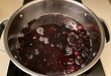 Фото шага рецепта Пряное желе с ежевикой и виноградом 175348 шаг 5  
