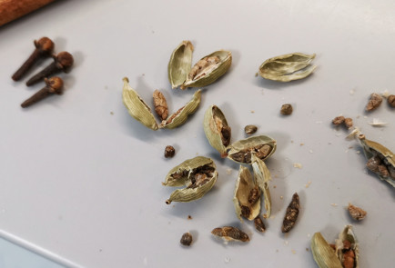 Фото шага рецепта Пряный глинтвейн с имбирем и медом 152014 шаг 2  