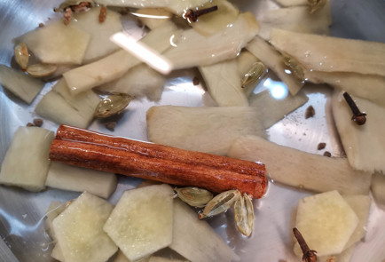 Фото шага рецепта Пряный глинтвейн с имбирем и медом 152014 шаг 3  