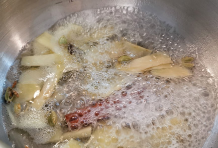 Фото шага рецепта Пряный глинтвейн с имбирем и медом 152014 шаг 4  