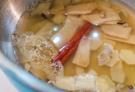 Фото шага рецепта Пряный глинтвейн с имбирем и медом 152014 шаг 5  