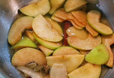 Фото шага рецепта Пряный глинтвейн с имбирем и медом 152014 шаг 6  