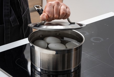 Фото шага рецепта Пряные фаршированные яйца с томатной начинкой 175398 шаг 2