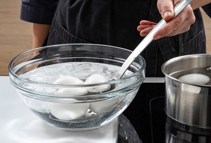 Фото шага рецепта Пряные фаршированные яйца с томатной начинкой 175398 шаг 3