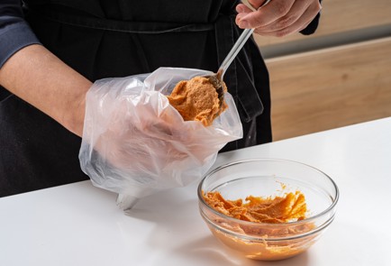 Фото шага рецепта Пряные фаршированные яйца с томатной начинкой 175398 шаг 5