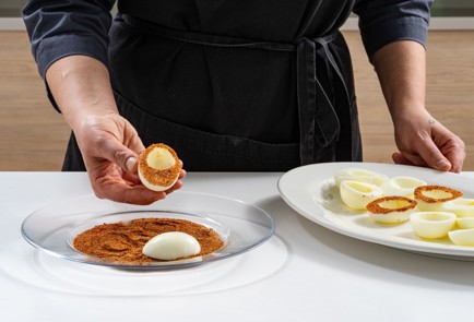 Фото шага рецепта Пряные фаршированные яйца с томатной начинкой 175398 шаг 6