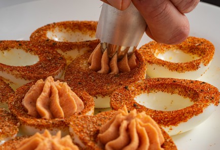 Фото шага рецепта Пряные фаршированные яйца с томатной начинкой 175398 шаг 7