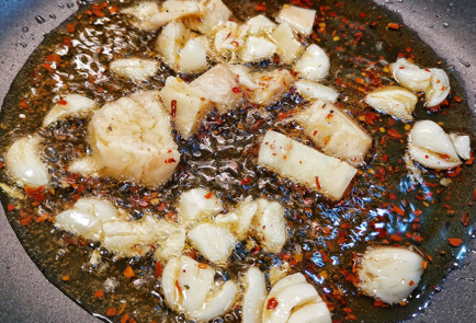 Фото шага рецепта Пряные креветки обжаренные на сковороде 151966 шаг 5  