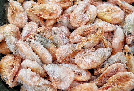 Фото шага рецепта Пряные креветки обжаренные на сковороде 151966 шаг 6  