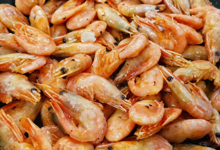 Фото шага рецепта Пряные креветки обжаренные на сковороде 151966 шаг 7  